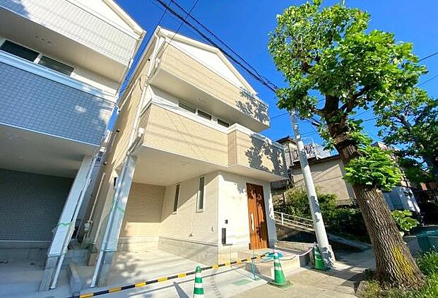 《外観》 ■一戸建ての多いエリア、静かで落ち着いた雰囲気。シンプルで美しいフォルム空気までクリーンになるような佇まい。心地よいライフスタイルが実現できるそんな予感。