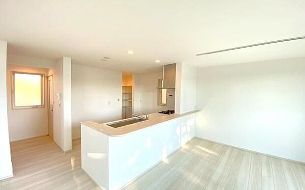 《システムキッチン》　■会話を楽しみながら食事を味わう。一緒にいる時間が楽しい空間。カフェにいるような気分で毎日を過ごしたい。家族でいる時間を柔らかに包み込むインテリア。