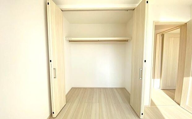 《収納》　■洋服を機能的に収納できるハンガーパイプのほか、帽子やバッグを置ける枕棚も設置。ゆとりあふれる収納空間です。