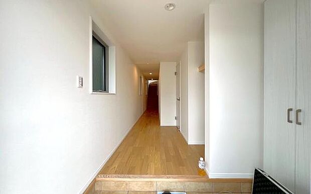 《玄関》 ■玄関を開けると、エントランスホールがお出迎え。上がりがまちやシューズボックスがゆったりと構え、心地よさに包まれます。