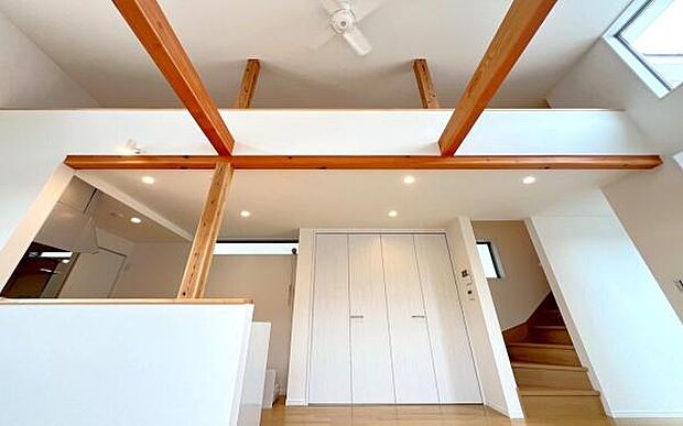 《リビングダイニング》 ■豊かな光が照らすこの場所は、たわいもない会話を楽しみ、ゆったりとした時間を過ごす場所。家族の日常が刻まれる大切な空間です。自然光に溢れるこの空間はリフレッシュにピッタリです。