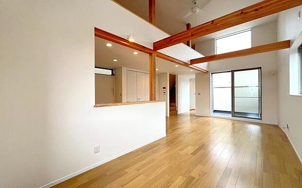 《リビングダイニング》 ■大画面TVも余裕、インテリアプランが考えやすいワイドなリビング。家族がしぜんに集まる広さ、お子様が思わず走り出す大空間。