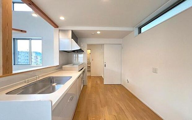 《システムキッチン》 ■大型冷蔵庫や食器棚を置いても余裕なスペース。それぞれが、おいしい一品を調理しても窮屈なことは有りません。作るだけではなくて、作った後も片づけが簡単な大きなシステムキッチンです。