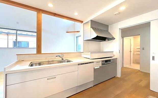 《システムキッチン》 ■会話を楽しみながら食事を味わう。一緒にいる時間が楽しい空間。カフェにいるような気分で毎日を過ごしたい。家族でいる時間を柔らかに包み込むインテリア。