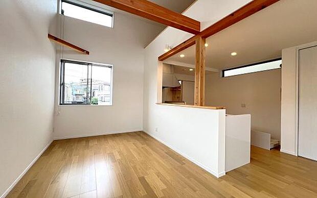 《キッチン》 ■家族が集う楽しく親子の会話もはずむキッチン。明るく清潔で使い勝手のいいキッチンには、いつも家族の笑顔があふれています。この大きなキッチンでは、夫婦が仲良く一緒に料理することもできます。