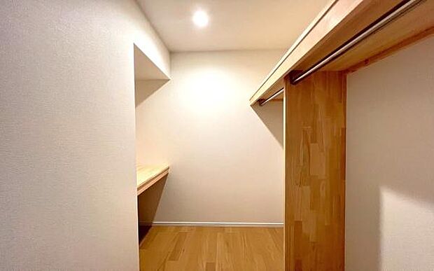 《収納》 ■洋服を機能的に収納できるハンガーパイプのほか、帽子やバッグを置ける枕棚も設置。ゆとりあふれる収納空間です。