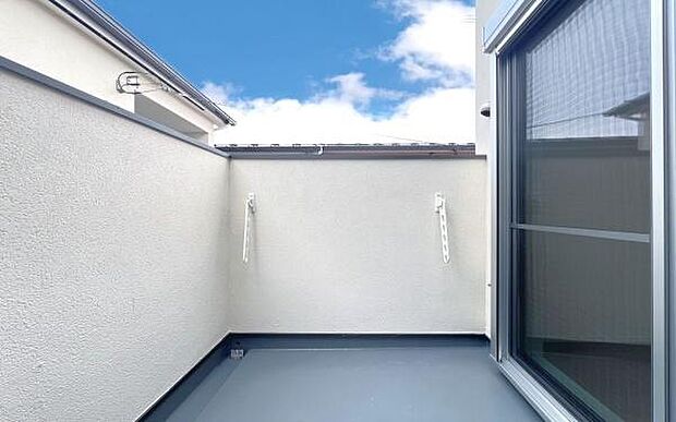 《バルコニー》 ■陽当りも良く、洗濯物も良く乾きそうです。