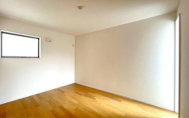 《洋室》 ■型にはまらない多才なプライベートルーム。くつろぎの場としてだけでなく、趣味や仕事のパーソナルスペースとしても活躍する、ゆったりした寝室。個の時間をたっぷり楽しめる快適空間です。