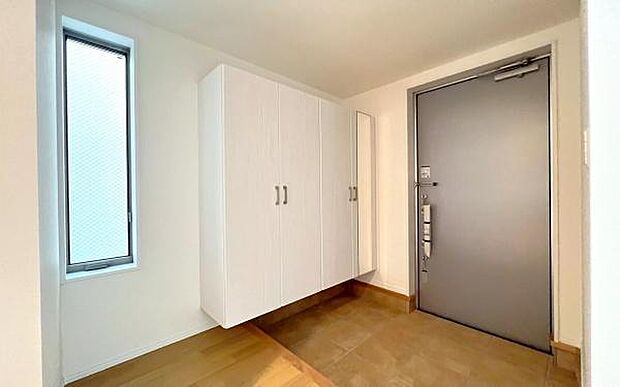 《玄関》 ■玄関を開けると、エントランスホールがお出迎え。上がりがまちやシューズボックスがゆったりと構え、心地よさに包まれます。