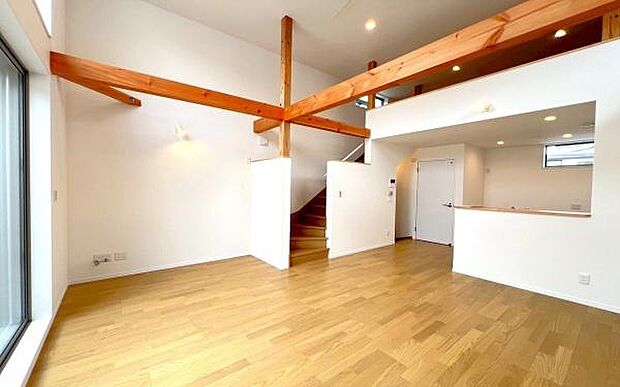 《リビングダイニング》 ■大画面TVも余裕、インテリアプランが考えやすいワイドなリビング。家族がしぜんに集まる広さ、お子様が思わず走り出す大空間。