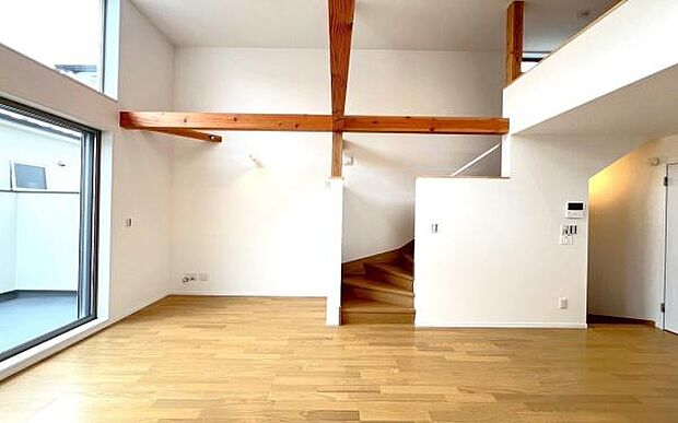 《リビングダイニング》 ■豊かな光が照らすこの場所は、たわいもない会話を楽しみ、ゆったりとした時間を過ごす場所。家族の日常が刻まれる大切な空間です。自然光に溢れるこの空間はリフレッシュにピッタリです。