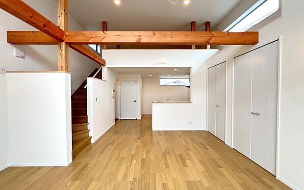 《リビングダイニング》 ■開放的で広いリビング。のびのびとくつろげるリビングは、家族のコミュニケーションの場としてみんなが集まる場所に。