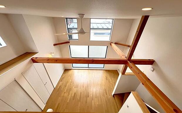 《リビングダイニング》 ■上質な時間を育む暮らしのメインステージ。寛ぎとご家族とのコミュニケーションを育む居心地のよい場所。この明るい空間は家族に安らぎを与えて、落ち着いた心地よい空間になるでしょう。