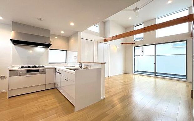 《システムキッチン》 ■大型冷蔵庫や食器棚を置いても余裕なスペース。それぞれが、おいしい一品を調理しても窮屈なことは有りません。作るだけではなくて、作った後も片づけが簡単な大きなシステムキッチンです。