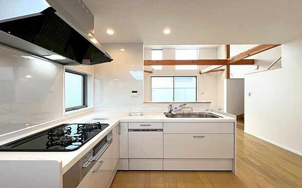 《キッチン》 ■家族が集い会話もはずむキッチン。明るく清潔で使い勝手のいいキッチンには、いつも家族の笑顔があふれています。