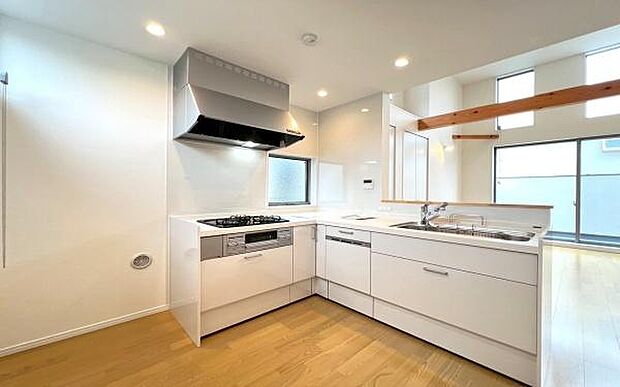 《キッチン》 ■家族が集い会話もはずむキッチン。明るく清潔で使い勝手のいいキッチンには、いつも家族の笑顔があふれています。