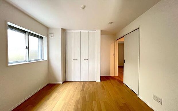 《子供部屋》 ■お子様の成長を優しく見守る、明るい子供部屋。遊んだり、学んだり、時には一人の時間を過ごしたりと健やかな毎日を育む大切な場所。未来への第一歩を育む、かけがえのない空間です。