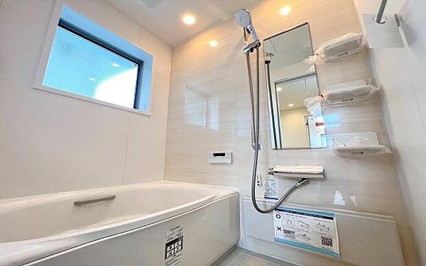 《浴室》 ■ゆったり足を伸ばせる浴槽。お子様と一緒でもゆとりの1坪タイプ。1日の疲れを癒してくれるバスタイム。