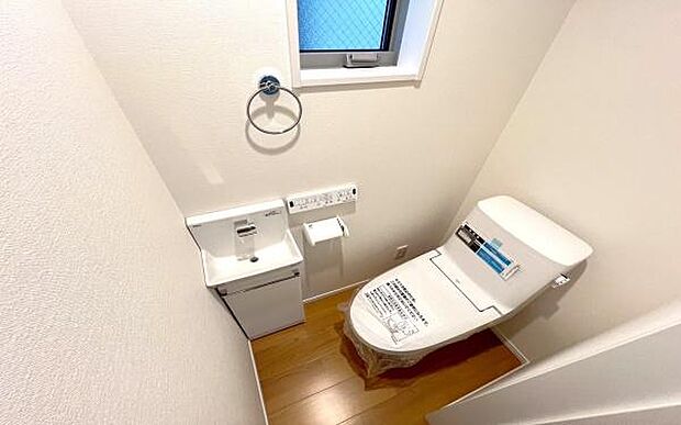 《トイレ》 ■快適な使用感が人気の温水洗浄脱臭暖房機能を搭載。しかも汚れがつきにくく落ちやすい、洗浄力に優れた洗浄機能付トイレ。