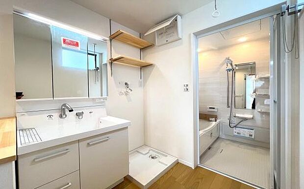 《洗面化粧台》 ■洗面化粧台の鏡は、メイクや髭剃りに便利な三面鏡タイプ。開いて合わせ鏡としても使用できます。洗面台サイドには収納スペースとして利用でき、小物などの保管に便利な棚も付いています。