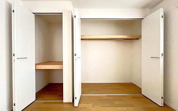 《収納》 ■洋服を機能的に収納できるハンガーパイプのほか、帽子やバッグを置ける枕棚も設置。ゆとりあふれる収納空間です。