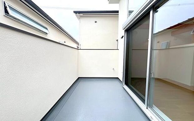 《バルコニー》 ■「青い空」と「白い雲」、「気分が晴れる場所」がここにあります。