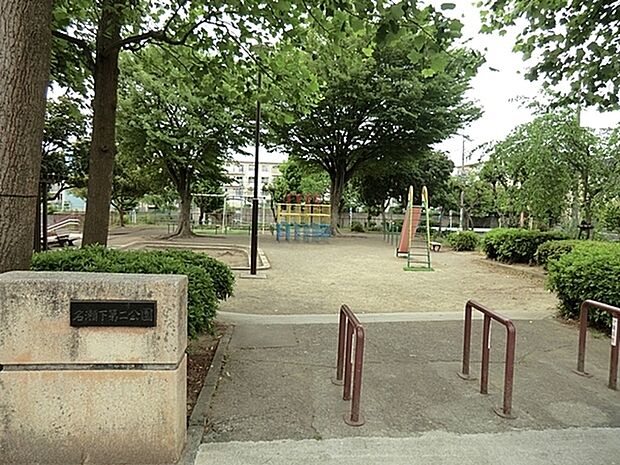 名瀬下第二公園まで389m、ジャングルジムや滑り台、ブランコや砂場など広くはありませんが遊具は充実しています。 階段を下りると広い広場があります。