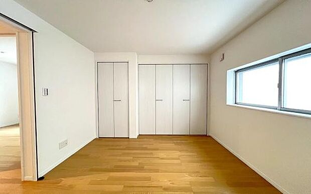 《洋室》 ■型にはまらない多才なプライベートルーム。くつろぎの場としてだけでなく、趣味や仕事のパーソナルスペースとしても活躍する、ゆったりした寝室。個の時間をたっぷり楽しめる快適空間です。