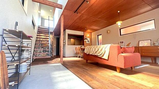 《リビングダイニング》　■ご家族でゆったりとした時間を過ごす場所です。