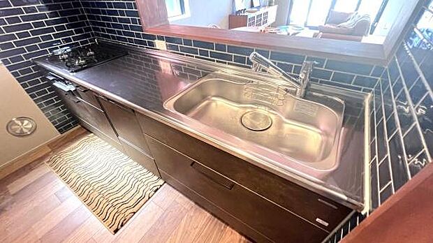 《システムキッチン》　■お手入れしやすくきれいなキッチン。お料理の始めから後片付けまで楽しい時間になりそうです。