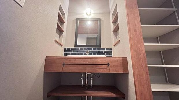 《洗面台》　■朝のバタバタした身支度を支えてくれる洗面所。