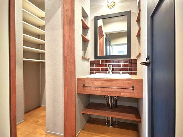 《洗面台》 ■朝のバタバタした身支度を支えてくれる洗面所。