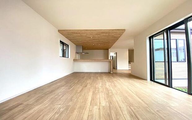 《リビングダイニング》 ■上質な時間を育む暮らしのメインステージ。寛ぎとご家族とのコミュニケーションを育む居心地のよい場所。この明るい空間は家族に安らぎを与えて、落ち着いた心地よい空間になるでしょう。