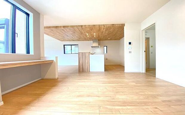 《リビングダイニング》 ■豊かな光が照らすこの場所は、たわいもない会話を楽しみ、ゆったりとした時間を過ごす場所。家族の日常が刻まれる大切な空間です。自然光に溢れるこの空間はリフレッシュにピッタリです。