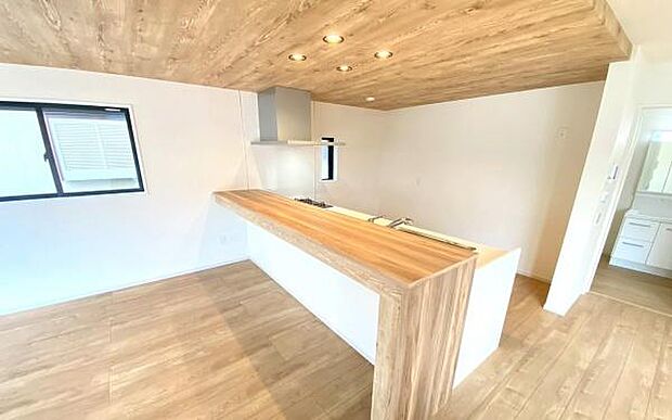 《キッチン》 ■家族が集う楽しく親子の会話もはずむキッチン。明るく清潔で使い勝手のいいキッチンには、いつも家族の笑顔があふれています。食洗器があるのも嬉しいですね。