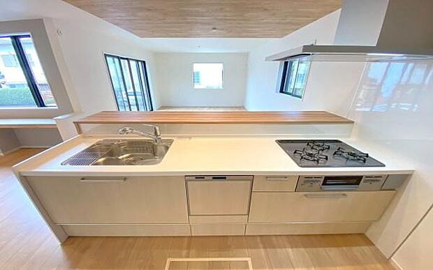 《システムキッチン》 ■大型冷蔵庫や食器棚を置いても余裕なスペース。奥様の料理の腕も上がりそうな予感。