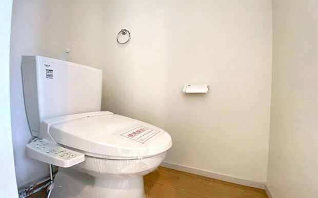 《トイレ》 ■快適な使用感が人気の温水洗浄脱臭暖房機能を搭載。しかも汚れがつきにくく落ちやすい、洗浄力に優れた洗浄機能付トイレ。