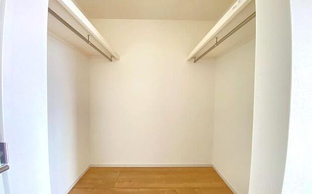 《ウォークインクローゼット》 ■大容量のウォークインクローゼットをご用意。衣類だけでなく、遊び道具やトランクなどの旅行用品の収納にも重宝します。