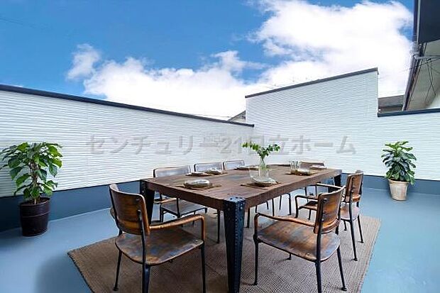 《ルーフバルコニー》 ■本画像は家具や小物の配置をCGで作成しており、実際に現地に家具や小物は置かれておりません。また、価格に家具や小物は含まれておりません。