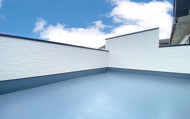 《ルーフバルコニー》 ■大きなバルコニーからは遠方まで景色を見渡せて、空の青さに包まれるような心地よさを味わえます。