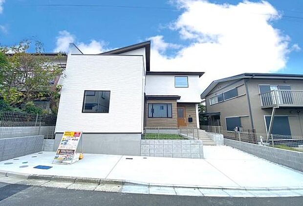 《外観》 ■一戸建ての多いエリア、静かで落ち着いた雰囲気。シンプルで美しいフォルム空気までクリーンになるような佇まい。心地よいライフスタイルが実現できるそんな予感。