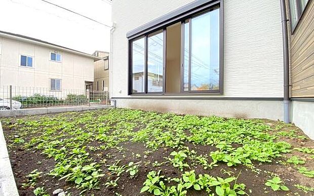 《庭》 ■子供のころに夢見た「庭付きマイホーム」。その夢が現実となるかもしれませんね。人目を気にせず開放的に。お庭で家庭菜園などはいかがでしょうか。