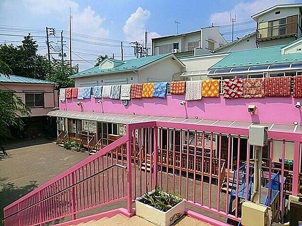 百合ケ丘さくら幼稚園まで658m、和ダイコ、英語、書道、体育、絵画、お琴など各専門の先生に より指導します