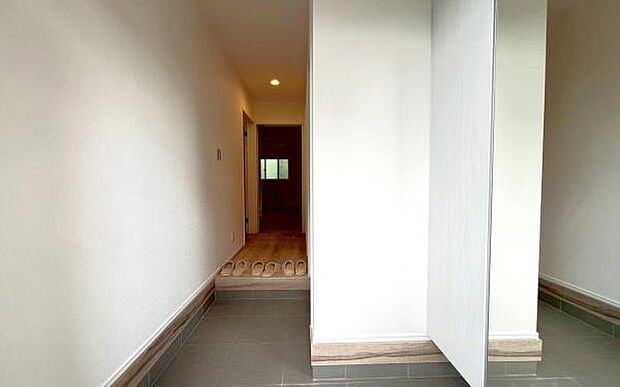 《玄関》 ■玄関を開けると、エントランスホールがお出迎え。上がりがまちやシューズボックスがゆったりと構え、心地よさに包まれます。