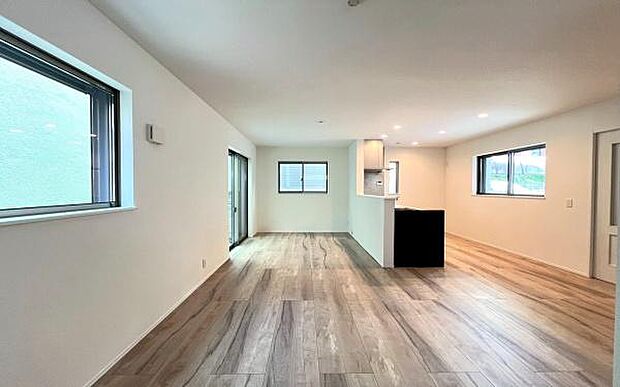 《リビングダイニング》 ■開放的で広いリビング。のびのびとくつろげるリビングは、家族のコミュニケーションの場として、みんなが集まる憩いの場所に。