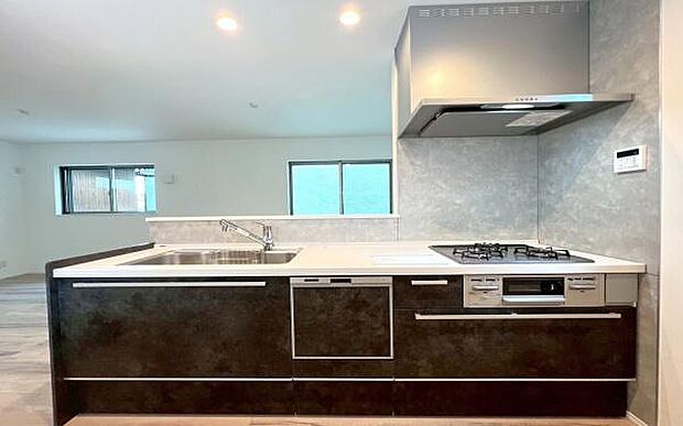 《システムキッチン》 ■大型冷蔵庫や食器棚を置いても余裕なスペース。奥様の料理の腕も上がりそうな予感。