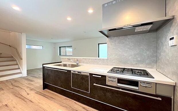 《システムキッチン》 ■家族が集う楽しく親子の会話も弾む対面キッチン。明るく清潔で使い勝手のいいキッチンには、いつも家族の笑顔があふれています。