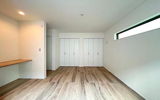 《子供部屋》 ■机とべットを入れても十分な広さ。。お子様の勉強部屋に。。グングンと成績UPの予感が。。