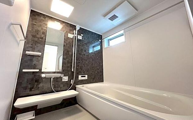 《浴室》 ■ゆったり足を伸ばせる浴槽。お子様と一緒でもゆとりの1坪タイプ。1日の疲れを癒してくれるバスタイム。