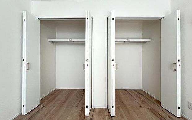 《収納》 ■洋服を機能的に収納できるハンガーパイプのほか、帽子やバッグを置ける枕棚も設置。ゆとりあふれる収納空間です。